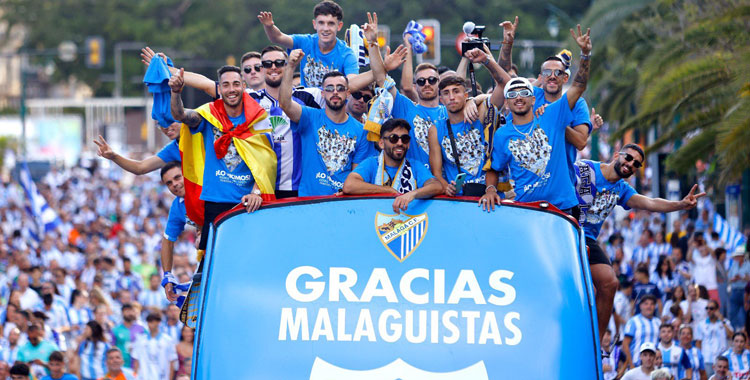 Los jugadores del cuadro malacitano en su autobús. Foto: Málaga CF