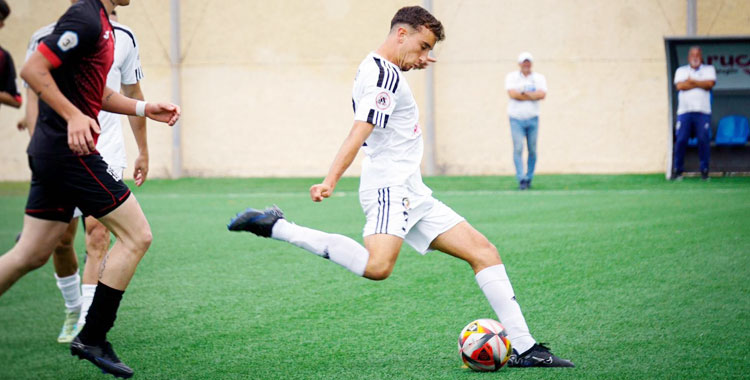 Azael Martín intenta dar un pase en largo. Foto cedida por el Salerm Puente Genil