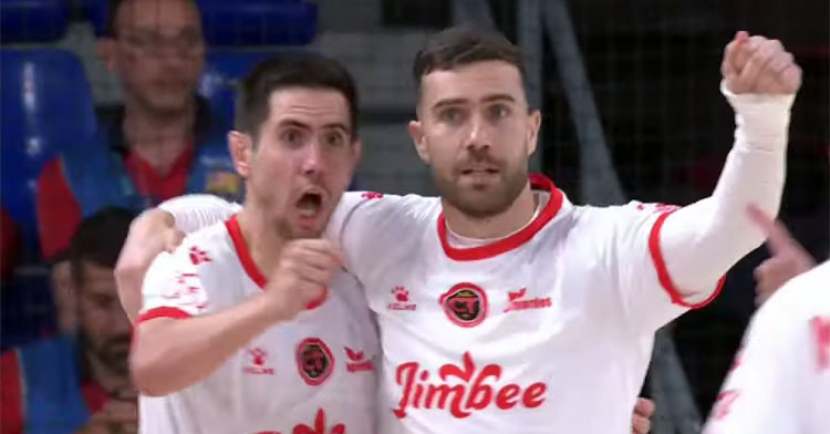 Bebé y Saura celebrando el 2-3 ante el Barcelona.