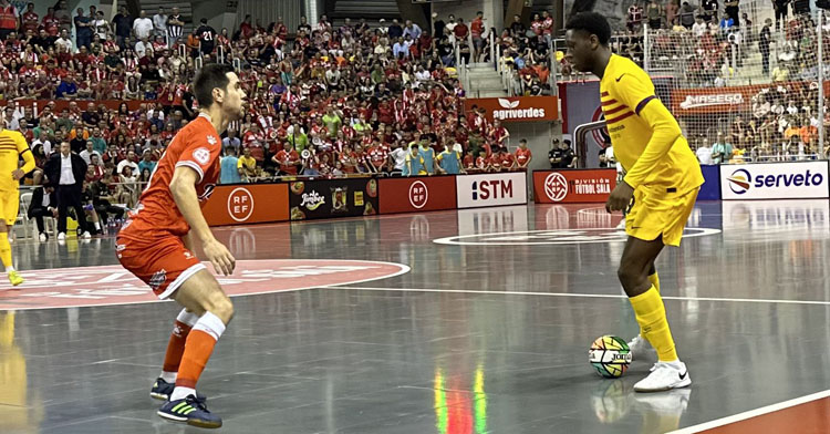 Bebé cerrando a un jugador del Barcelona. Foto: Jimbee Cartagena