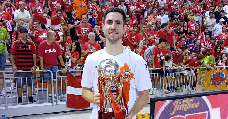 Bebé posando con el trofeo de Liga.