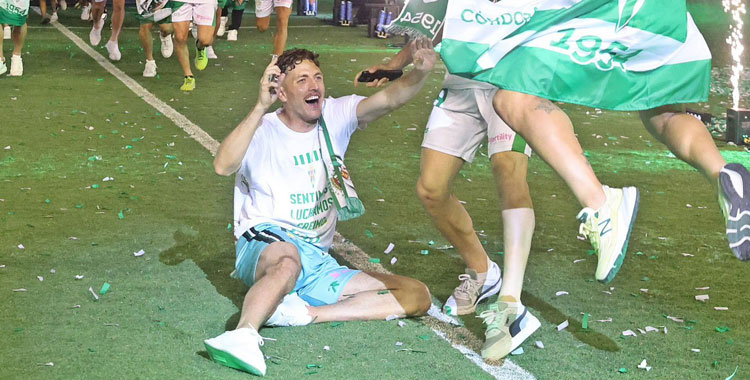 Carlos Marín por los suelos en la celebración del ascenso. Foto: CCF