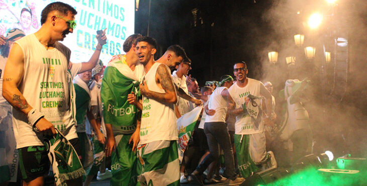 Calderón en plena fiesta en el escenario de Las Tendillas bailando con Carracedo sobre el escenario.
