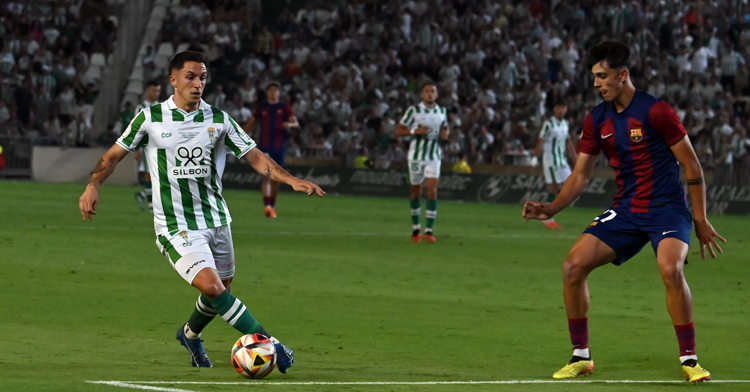 Carracedo encarando a un jugador del Barcelona Atlètic. Foto: Natalia Román