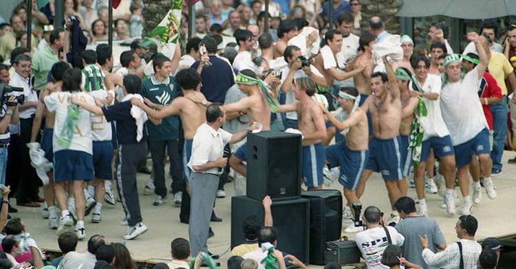 El Córdoba celebrando el ascenso en Cartagena en 1999. Foto: Larrea