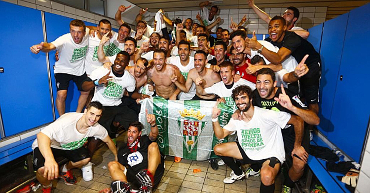 La plantilla del Córdoba celebrando el ascenso a Primera en 2014. Foto: Marca