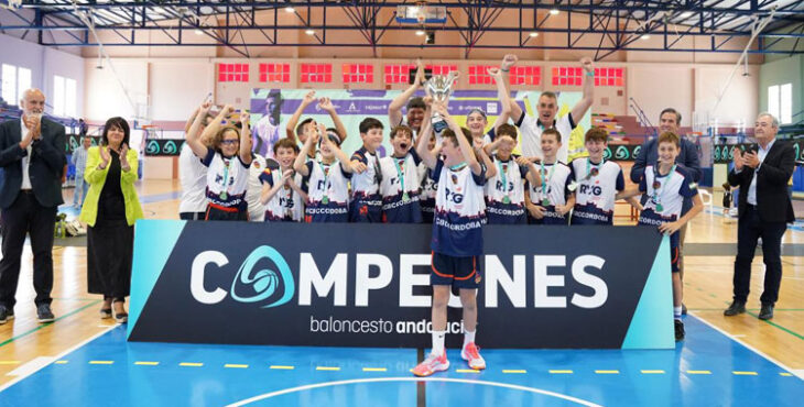 Los pequeños del CB Ciudad de Córdoba recibiendo su trofeo. Foto: FAB