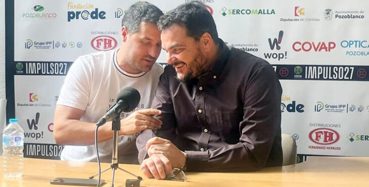 Buen tono pese al adiós. Sergio Galán y Antonio Jesús Cobos comparten confidencias en el adiós del técnico al club. Foto: Hoyaldía.com