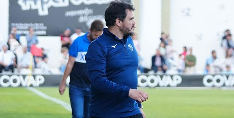 Cobos sigue con interés el partido desde su área técnica. Foto: CD Pozoblanco