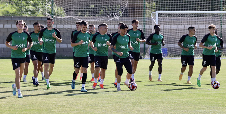 Los jugadores del Córdoba ejercitándose este viernes en León. Foto: CCF