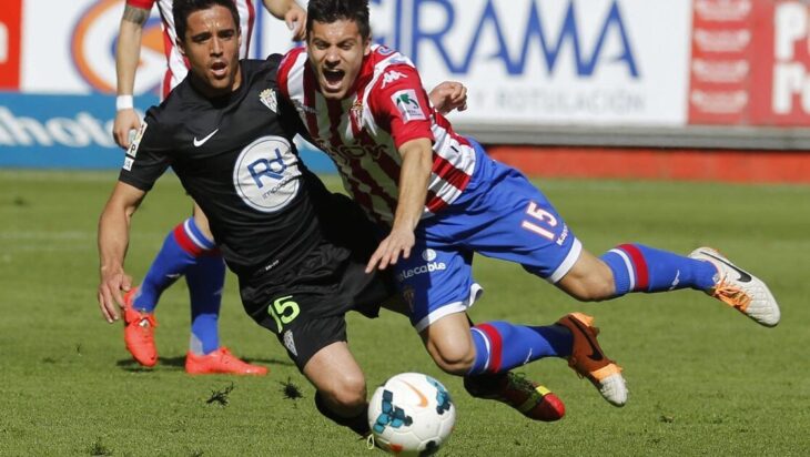 Pedro encimando a un jugador del Sporting de Gijón en El Molinón donde acabó marcando los dos goles de la victoria del Córdoba.