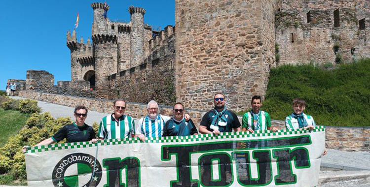 Los peñitas de Cordobamanía bajo el Castillo de los Templarios de Ponferrada.
