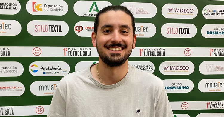 Dani Fernández posando tras firmar con el Córdoba Patrimonio. Foto: Córdoba Patrimonio