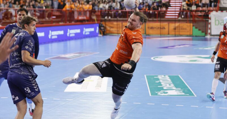 Dani Ramos armando el brazo en un partido del Torrelavega.