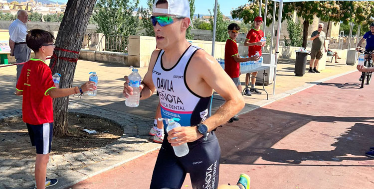 El ganador, José Luis Dávila, mandando en la prueba. Foto: Triatlón Mezquita