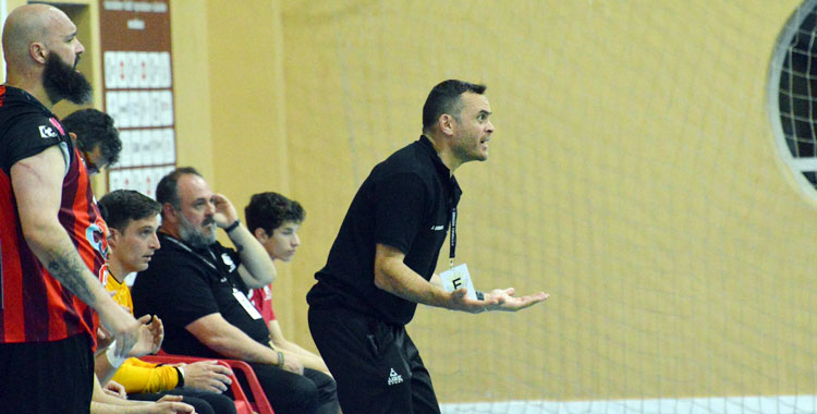 Jesús Escribano se desespera por una decisión en el envite contra el Trasmapi Ibiza de play-off en Fátima. Foto: CBM