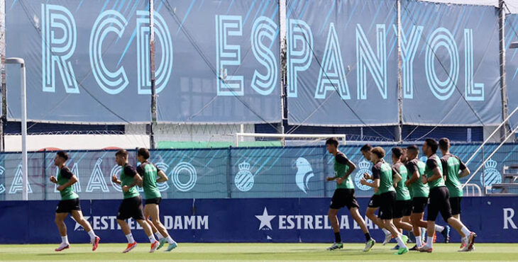 La plantilla del Córdoba CF entrenando esta mañana en Cornellá del Prat en las instalaciones del Espanyol.