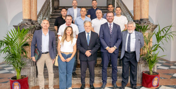 La foto de familia de las caras visibles de Diputación con los responsables de Federaciones y Clubes