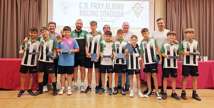 Uno de los muchos equipos del club recibiendo sus distinciones. Foto: CD Fray Albino Racing de Córdoba