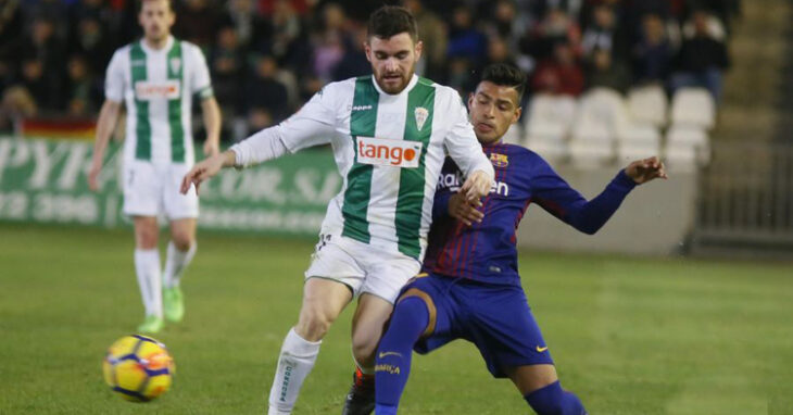 Javi Galán pugnando por el balón en la última visita del Barcelona Atlètic a El Arcángel.