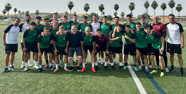 Gaspar Gálvez posa con sus jugadores en el último entrenamiento de la temporada del Córdoba B. Foto: CCF