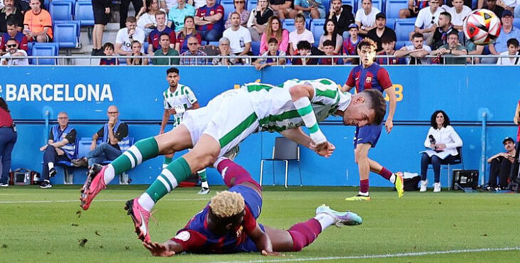 Alberto Toril en la acción del remate a gol ante el Barcelona Atlètic. Foto: CCF