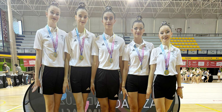 Las gimnastas rojinegras con sus trofeos. Foto: GR Séneca