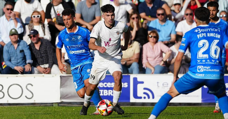 Hugo conduciendo el balón ante el Xerez Deportivo FC. Foto: CD Pozoblanco