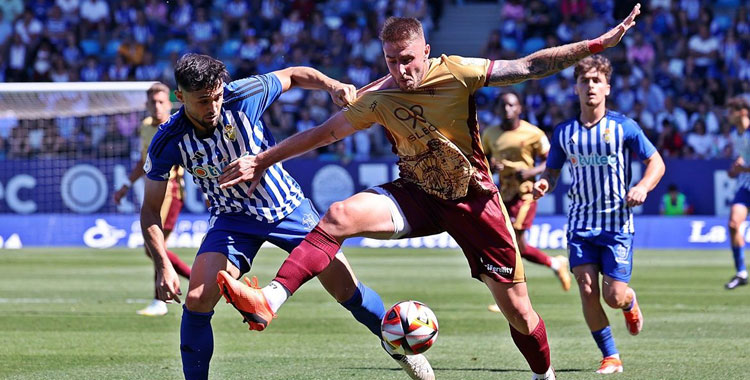 Casas peleando con un jugador del cuadro berciano. Foto: CCF