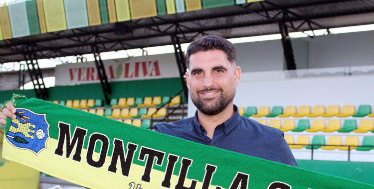 Isaac Cuesta posando con sus nuevos colores. Foto: Montilla CF