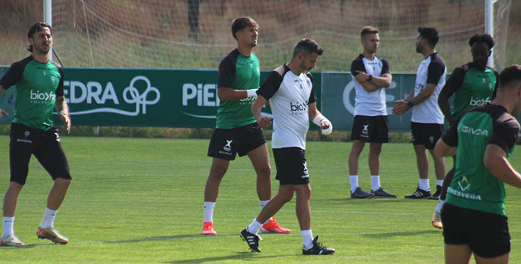 Iván Ania apareció esta mañana con su brazo izquierdo escayolado.