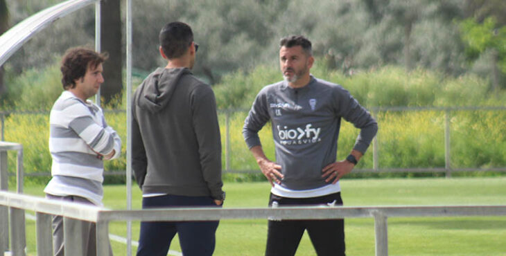 Iván Ania departiendo con Juanito y Raúl Cámara.