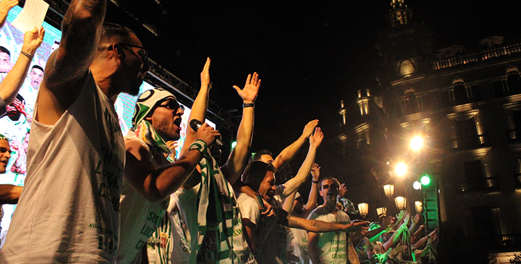 La plantilla del Córdoba celebrando el ascenso en Las Tendillas.