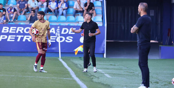 Iván Ania dando instrucciones en la banda de El Toralín al reaparecido Calderón, con Juanfran en primer término de espaldas.