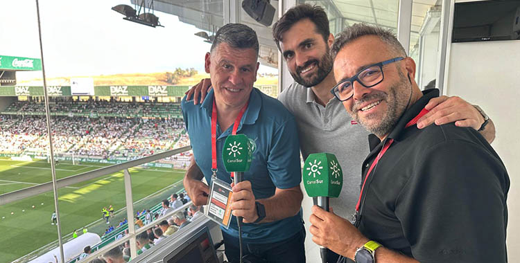 Jesús Márquez, Fran Cruz y David Jurado en la cabina de Canal Sur Radio en El Arcángel.