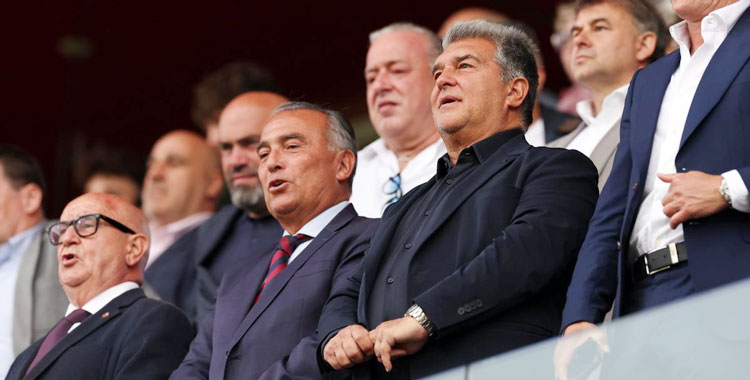 Joan Laporta, máximo dirigente del Barça, siguiendo al filial en el Johan Cruyff. Foto: Sport