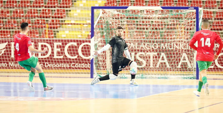 José Manuel sacando un lanzamiento de diez metros. Foto: Córdoba Futsal