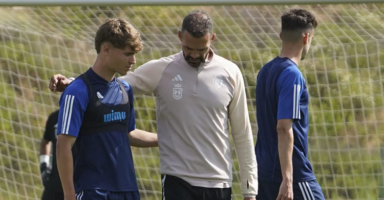 Juanfran conversando con un jugador en un entrenamiento. Foto: SD Ponferradina