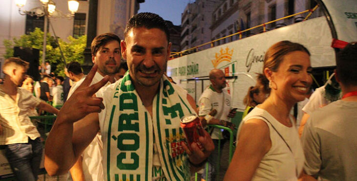 Kike Márquez celebrando el ascenso con la cámara de Cordobadeporte en Las Tendillas.