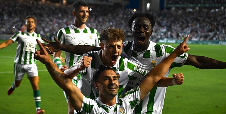 Kike Márquez celebrando su gol y el pase a la final del play off de ascenso junto a Diarra, Simo y Albarrán al fondo. Autora; Natalia Román