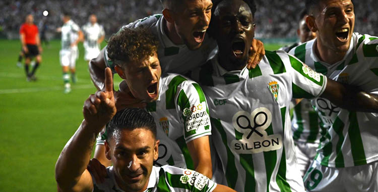 Kike Márquez celebrando el gol que aseguraba el pase a la final por el play off con sus compañeros encima