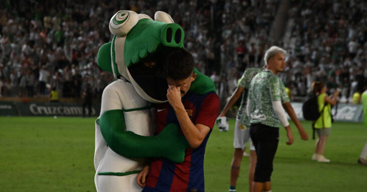 Koki consolando a un jugador del Barça Atlètic. Foto: Natalia Román