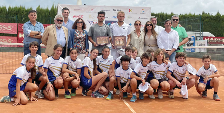 Kuhn y Vives posando con las autoridades y los chicos y chicas que ejercieron de recogepelotas en el torneo. Foto: Real Aero Club