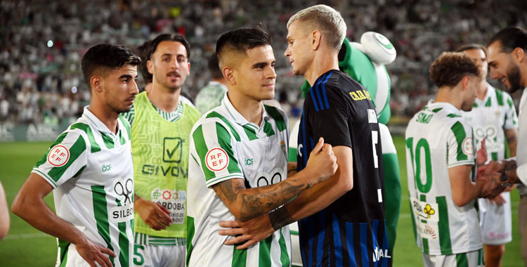 Kuki y otros jugadores del Córdoba saludando a rivales de la Ponferradina. Autora: Natalia Román