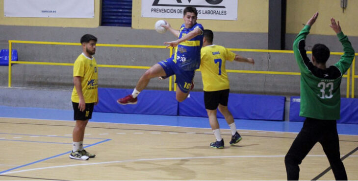 Álvaro Hernández Font volando desde su extremo. Foto: La Salle Balonmano