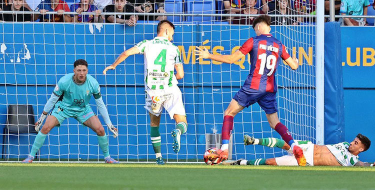 Lapeña trata de tapar a Pau Víctor en un ataque barcelonista el domingo. Foto: CCF