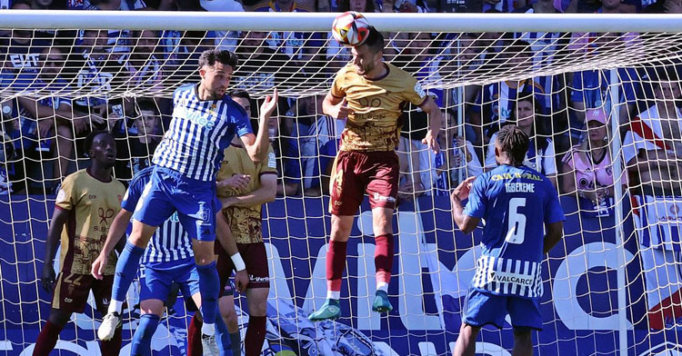 Lapeña despejando un balón aéreo de la Ponferradina. Foto: CCF