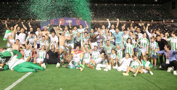 La plantilla del Córdoba celebrando el ascenso en El Arcángel. Foto: CCF