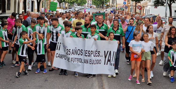 Una imagen de la manifestación por las calles del Campo de la Verdad. Foto: Fray Albino Racing de Córdoba