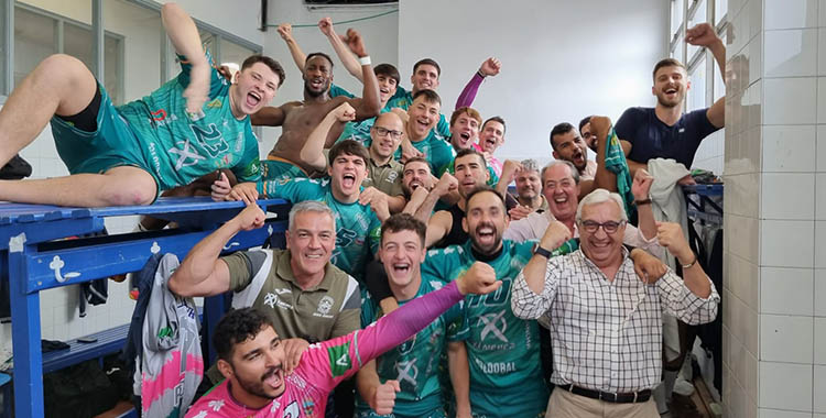 Mariano Jiménez celebrando con su plantilla del Ángel Ximénez la permanencia en Santander a finales de mayo.